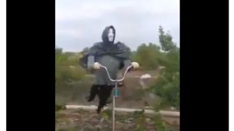 Viral Video Orang-orangan Sawah Mengerikan, Publik: Mirip Dementor