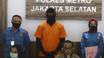 Aktor berinisial DS atau Dwi Sasono (tengah) dihadirkan saat rilis kasus kepemilikan narkoba di Polres Metro Jakarta Selatan, Senin (1/6). [Suara.com/Angga Budhiyanto]