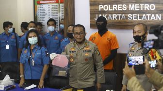 Kabid Humas Polda Metro Jaya Kombes Yusri Yunus (tengah) menunjukkan barang bukti saat rilis kasus kepemilikan narkoba aktor berinisial DS di Polres Metro Jakarta Selatan, Senin (1/6). [Suara.com/Angga Budhiyanto]