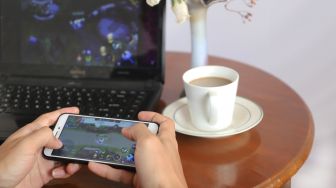 Seorang gamers bermain game Mobile Legend di Jakarta, Minggu (31/5). [Suara.com/Alfian Winanto]