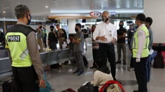 Kunjungi Bandara Ahmad Yani Semarang, Ganjar Pranowo Serukan Jaga Jarak