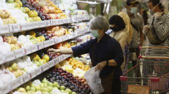 Pengunjung berbelanja dengan menggunakan masker di AEON Mall, Tangerang, Banten, Selasa(2/6).  [Suara.com/Angga Budhiyanto]
