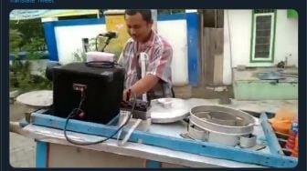 Bak DJ, Gokilnya Pedagang Bakso Pentol Ini Jualan Sambil Setel Lagu Dugem