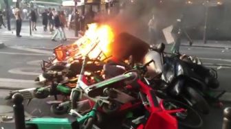 Skuter Listrik dan Motor Matik Dibakar, Demo di Prancis Bikin Salah Fokus