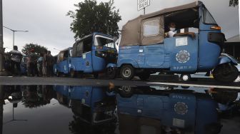 Pengemudi bajaj menunggu penumpang di kawasan parkir stasiun Tanah Abang, Jakarta, Rabu(3/6). [Suara.com/Angga Budhiyanto]