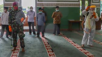 Jusuf Kalla memantau proses penyemprotan disinfektan di Masjid Agung Al Azhar, Jakarta Selatan, Rabu (3/6). [Suara.com/Alfian Winanto]