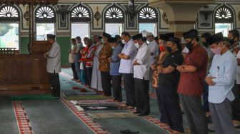 Jusuf Kalla ikut melaksanakan salat Ashar berjamaah di Masjid Agung Al-Azhar, Jakarta Selatan, Rabu (3/6). [Suara.com/Alfian Winanto]
