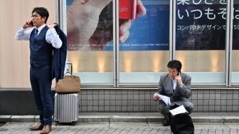 Resmi, Jepang Larang Pejalan Kaki Gunakan Ponsel Sambil Berjalan