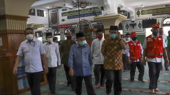 Jusuf Kalla berbincang dengan pengurus Masjid Agung Al Azhar, Jakarta Selatan, Rabu (3/6). [Suara.com/Alfian Winanto]