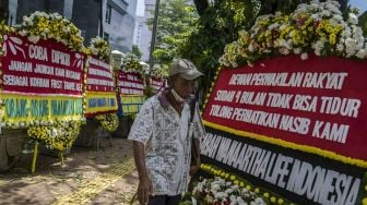 Karangan bunga di Pengadilan Negeri Jakarta Pusat, Jakarta, Rabu (3/6/2020).  [ANTARA FOTO/Galih Pradipta]