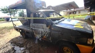 Sebuah mobil patroli polisi hangus terbakar pasca penyerangan di Polsek Daha Selatan, Kabupaten Hulu Sungai Selatan, Kalimantan Selatan, Selasa (2/6/2020)..  [ANTARA FOTO/Bayu Pratama ]