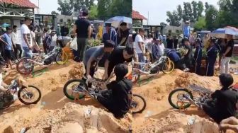 Aneh bin Nyata Prosesi Pemakaman Diiringi Suara Raungan Motor