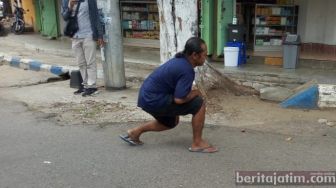 Uji Coba Sanksi New Normal, Pengendara Tak Bermasker Dihukum Jalan Jongkok