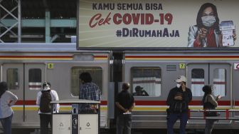 Calon penumpang menunggu kedatangan kereta Commuter Line di Stasiun Manggarai, Jakarta, Kamis (4/6).  [Suara.com/Angga Budhiyanto]