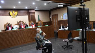 Ketua Komisi Pemilihan Umum (KPU) Arief Budiman (tengah) saat mengikuti sidang sebagai saksi di Pengadilan Tipikor, Jakarta, Kamis (4/6/2020).  [ANTARA FOTO/M Risyal Hidayat]
