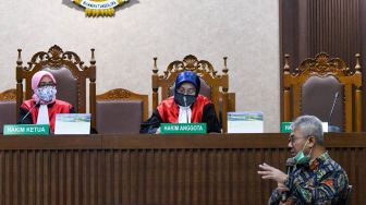 Ketua Komisi Pemilihan Umum (KPU) Arief Budiman (kanan) mengikuti sidang sebagai saksi di Pengadilan Tipikor, Jakarta, Kamis (4/6/2020).  [ANTARA FOTO/M Risyal Hidayat]
