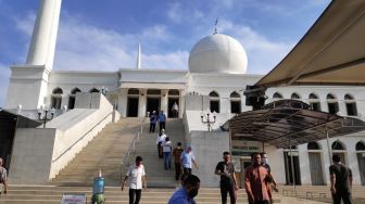 Salat Jumat Kedua PSBB Transisi, Masjid Al Azhar Kosongkan Lahan Parkir