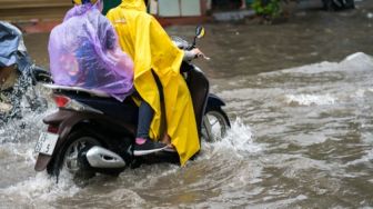 Aman Naik Sepeda Motor di Musim Hujan, Perhatikan Tips Berkendara Ini