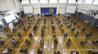 Sejumlah pegawai KPK menunggu giliran untuk melakukan rapid test di Gedung Komisi Pemberantasan Korupsi (KPK), Rasuna Said, Jakarta, Kamis (4/6). [Suara.com/Angga Budhiyanto]