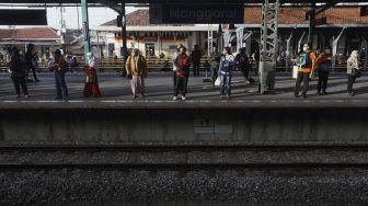 Calon penumpang menunggu kedatangan kereta Commuter Line di Stasiun Manggarai, Jakarta, Kamis (4/6). [Suara.com/Angga Budhiyanto]