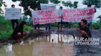 Ruas Jalan Patok Besi-Joglo Sukabumi Rusak Parah