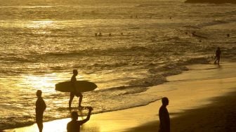 Turis memadati kawasan Pantai Canggu, Badung, Bali, Kamis (4/6).  [ANTARA FOTO/Fikri Yusuf]