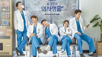 Cast Hospital Playlist Reuni Pakai Baju Dokter, Dicurigai Bakal Ada Season 3