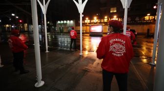 Relawan Guardian Angels berpatroli di depan toko-toko guna mencegah penjarahan di Soho Manhattan, New York City, Amerika Serikat pada 3 Juni 2020. The  [Fot/Anadolu Agency]