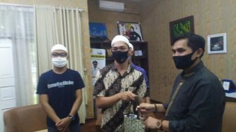 Temui Wabup Bandung, Ferdian Paleka Diberikan Seperangkat Alat Salat