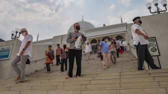 Umat Islam usai menjalankan ibadah salat Jumat di Masjid Agung Al-Azhar, Jakarta Selatan, Jumat (5/6). [Suara.com/Alfian Winanto]