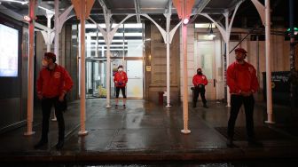 Relawan Guardian Angels berpatroli di depan toko-toko guna mencegah penjarahan di Soho Manhattan, New York City, Amerika Serikat pada 3 Juni 2020. The  [Fot/Anadolu Agency]