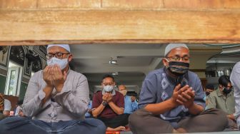 Umat Islam berdoa usai menjalankan ibadah shalat Jumat di Masjid Agung Al-Azhar, Jakarta Selatan, Jumat (5/6). [Suara.com/Alfian Winanto]
