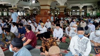 Salat Jumat Perdana di Masa Pandemi Corona, Begini Perasaan Para Jemaah