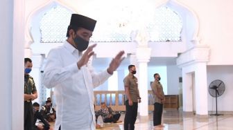Pakai Masker, Penampakan Jokowi saat Ibadah Jumatan di Istana