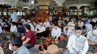 Dihadiri JK, Salat Jumat 'Masa Transisi' di Masjid Al Azhar Penuh Jemaah