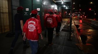 Relawan Guardian Angels berpatroli di depan toko-toko guna mencegah penjarahan di Soho Manhattan, New York City, Amerika Serikat pada 3 Juni 2020. The  [Fot/Anadolu Agency]