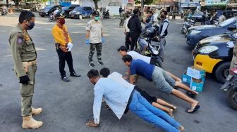 Langgar Aturan PSBB di Indramayu, Pelanggar Disanksi Lari Keliling Terminal