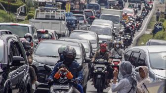 Diborgol Sebab Tak Patuh PSBB, Pria Ini Malah Ingatkan Satpol PP Agar Salat