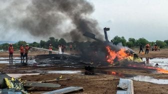 Petugas berupaya memadamkan api dari sebuah helikopter yang jatuh di Kawasan Industri Kendal (KIK), Kabupaten Kendal, Jawa Tengah, Sabtu (6/6/2020).  [ANTARA FOTO/Aji Styawan]