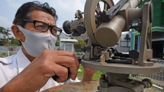 Petugas BMKG (Badan Meteorologi Klimatologi dan Geofisika) memeriksa alat ukur penguapan (Open Pan Evaporimeter) di Laboratorium Terbuka BMKG Serang, Banten, Sabtu (6/6/2020). [ANTARA FOTO/Asep Fathulrahman]