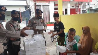 Batalyon A Brimob Polda DIY Berbagi Makan Siang Dengan Panti Asuhan