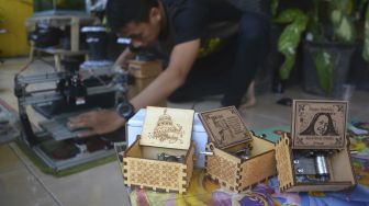 Intip Pembuatan Kerajinan Kotak Musik Berukiran Wajah