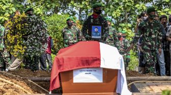 Sejumlah prajurit TNI bersiap saat prosesi pemakaman Lettu Wisnu Tia Aruni di Tempat Pemakaman Umum Kembangarum (Bergota II), Semarang, Jawa Tengah, Minggu (7/6). [ANTARA FOTO/Aji Styawan]