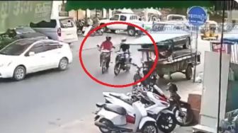 Insiden Pemotor Terjatuh Bikin Warganet Salfok, Kok Malah Dilompati 3 Kali?