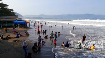 Belum Dibuka untuk Umum, Wisatawan Nekat Berwisata di Pantai Palabuhanratu