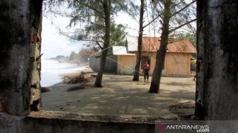 Banjir Rob Terjang Pemukiman Warga di Meulaboh