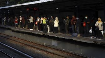 Sejumlah calon penumpang menunggu kedatangan KRL Commuter Line di Stasiun Sudirman, Jakarta, Senin (8/6). [Suara.com/Angga Budhiyanto]