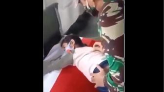 Momen Haru Putri TNI Korban Heli Jatuh di Kendal Peluk Peti Jenazah Ayah