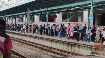 Menumpuk di Stasiun Manggarai, Penumpang Abaikan Protokol Jaga Jarak