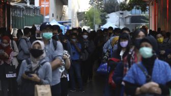 Sejumlah calon penumpang menunggu kedatangan KRL Commuter Line di Stasiun Sudirman, Jakarta, Senin (8/6). [Suara.com/Angga Budhiyanto]